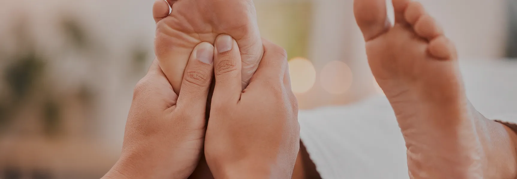 Massage des pieds en gros plan avec mains.